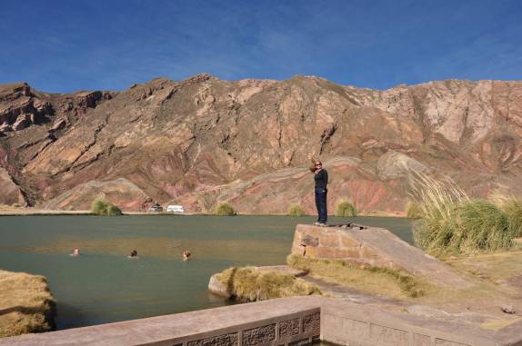Visitando o Ojo del inca, lago de águas termais próximo à Potosí - Bolívia
